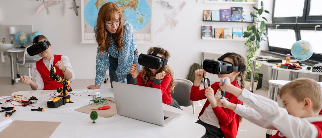 Schüler probieren im Klassenraum VR-Brillen aus