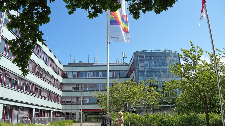 Flagge "Für Mehr Vielfalt" vor dem Dataport-Standort Altenholz