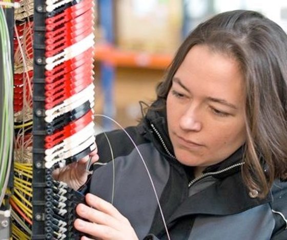 Frau bei Arbeiten am Glasfasernetz