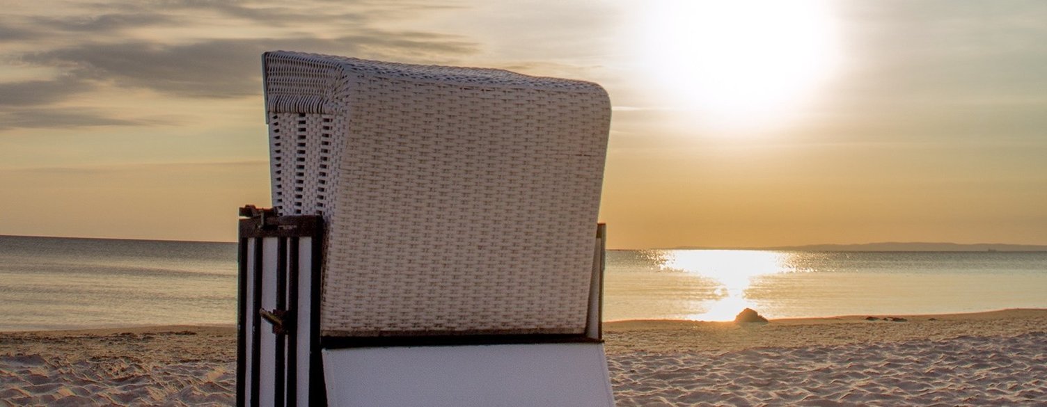 Strankorb mit Sonnenuntergang am Strand