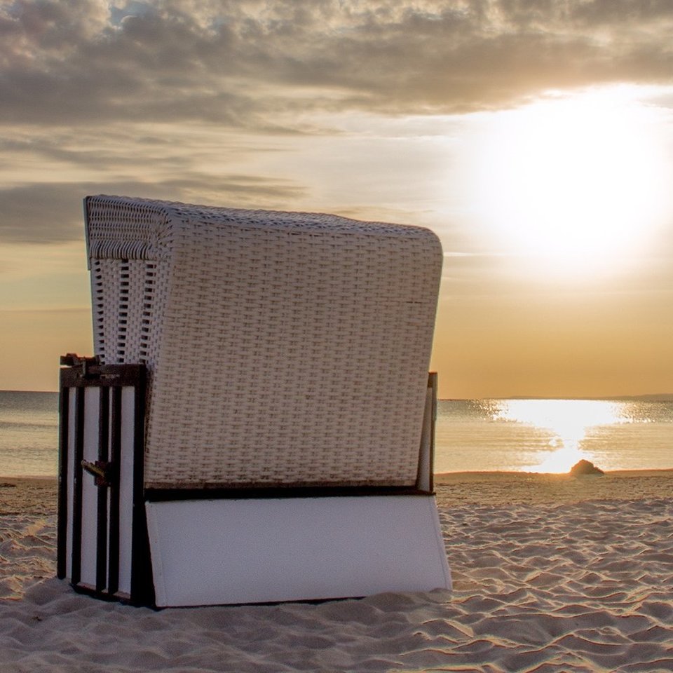 Strankorb mit Sonnenuntergang am Strand