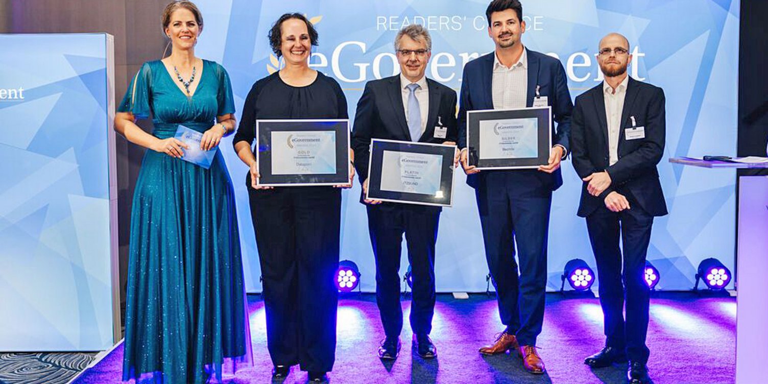 Dataport für eGovernment-Award nominiert: Stimmen Sie jetzt ab! Preiseverleihung 2025 mit Heyka Brauer von Dataport (2.v.l.)