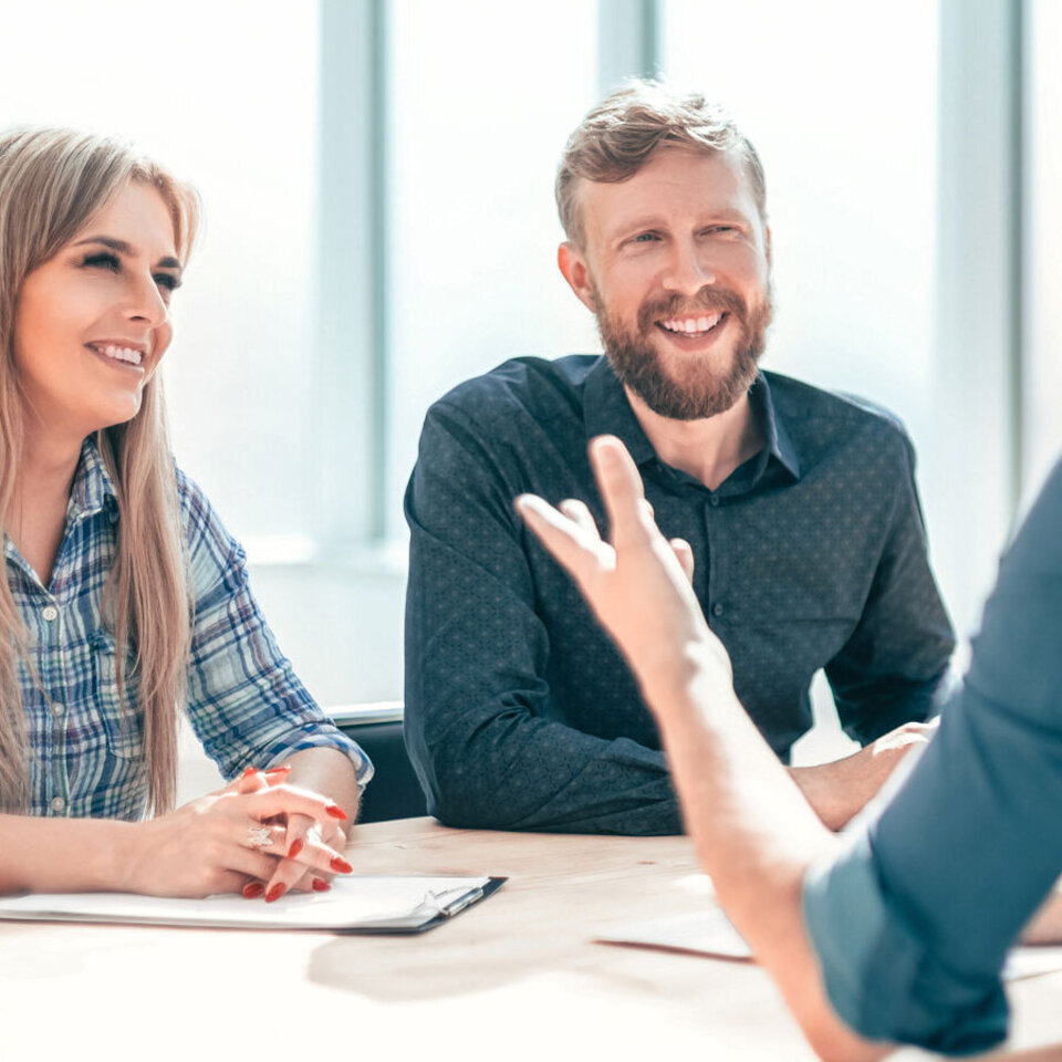 dPersonalmanagement Bewerbungsgespräch, an dem drei Personen beteiligt sind