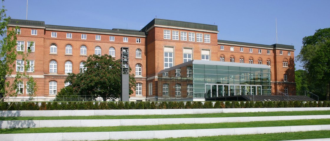 Foto vom Eingang Landeshaus mit Plenarsaal, Schleswig-Holsteinischer Landtag