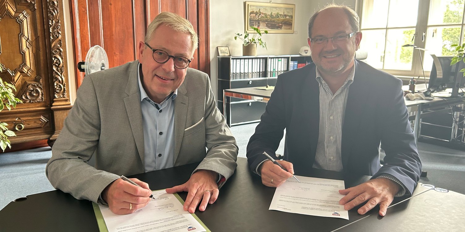 Der Kreis Steinburg wird neuer Partner des DigitalHub Wilster Vertragsunterzeichnung: Claudius Teske, Landrat des Kreis Steinburg (links) und Dr. Ingmar Soll von dataport.kommunal besiegeln den Betritt des Kreises zum DigitalHub Wilster