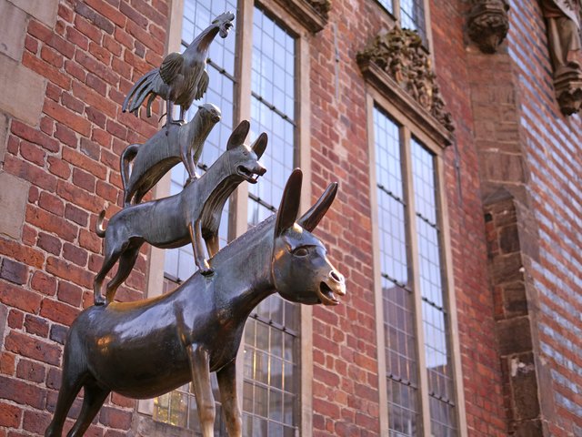 Die Bronzestatue mit den Bremer Stadtmusikanten vor den Bremer Rathaus