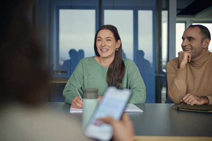 Austausch im Entwicklerteam bei Dataport Teammitglieder bei Dataport im Gespräch über Softwareprojekte