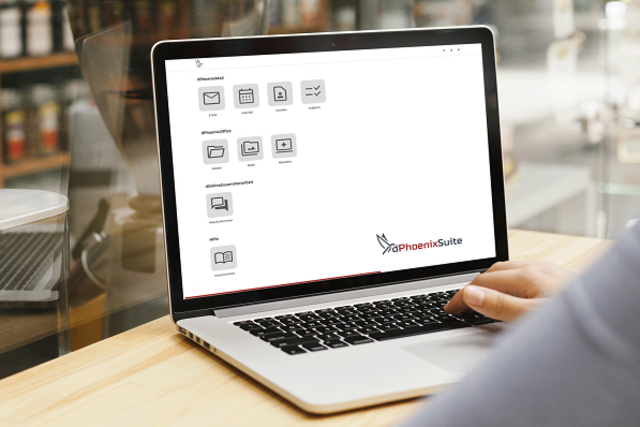 Aufgeklapptes Notebook mit Blick auf die Benutzeroberfläche der dPhoenixSuite