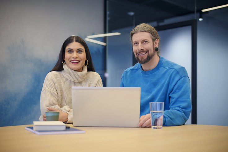 Zusammenarbeit in der Softwareentwicklung bei Dataport Zwei Dataport-Mitarbeitende arbeiten gemeinsam an einem Softwareprojekt