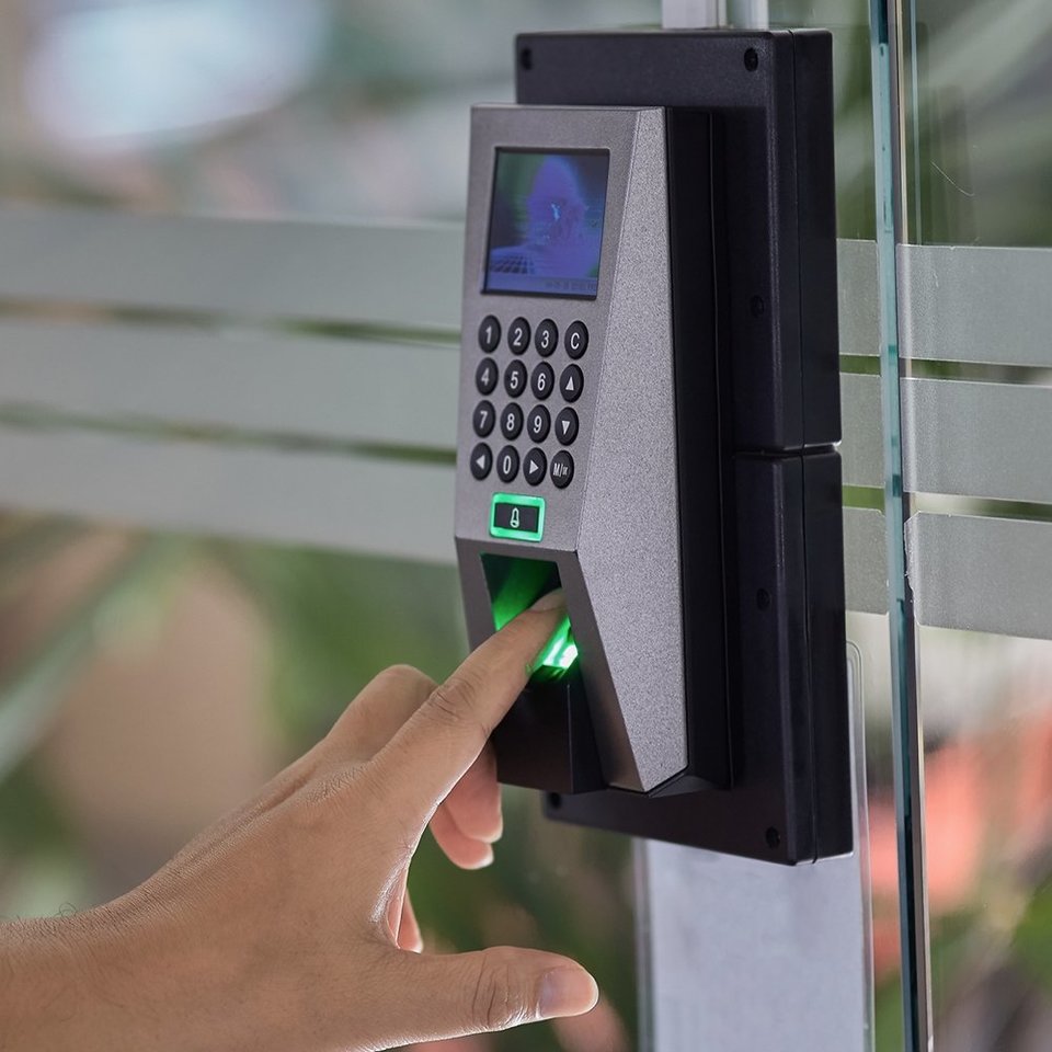Fingerabdruckscanner: Für jedes von Dataport betriebene Verfahren und System entwickeln Expert*innen ein Sicherheitskonzept