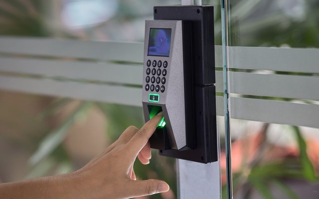 Sicherheitsmanagement Fingerabdruckscanner: Für jedes von Dataport betriebene Verfahren und System entwickeln Expert*innen ein Sicherheitskonzept