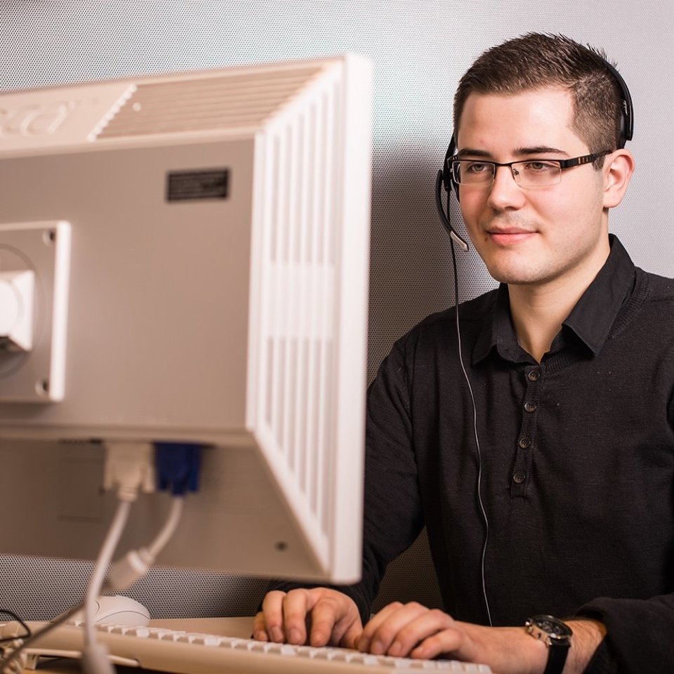 Werkstudent am PC