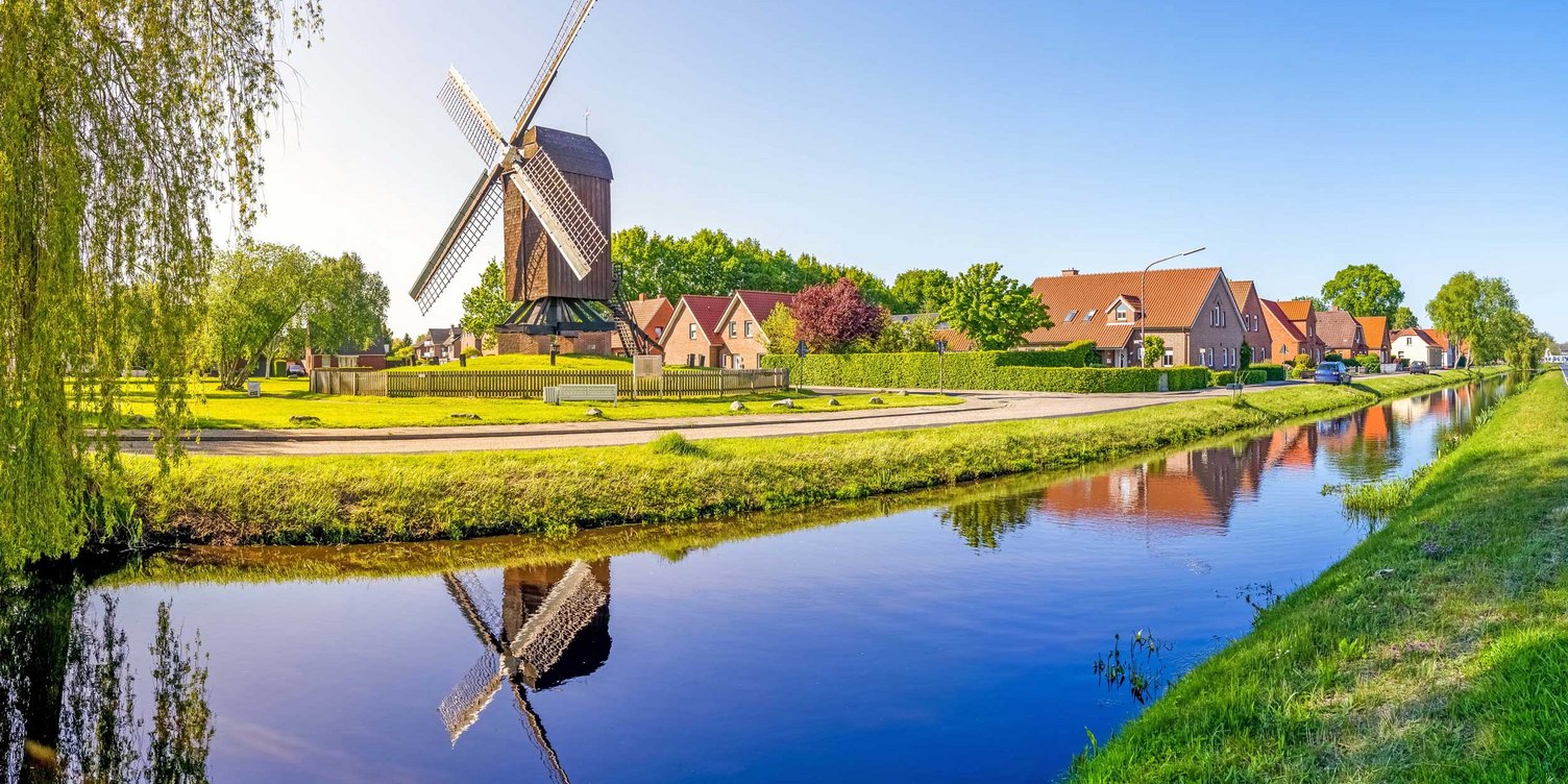 Landschaftsmotiv aus dem ländlichen Niedersachsen mit Kanal und Windmühle