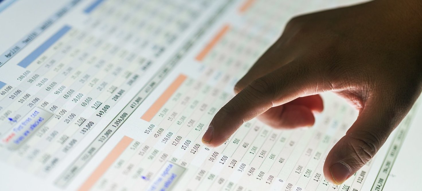 Hand zeigt auf Zahlen: Das SAP-Fraud-Management meldet auffällige Zahlungsvorgänge
