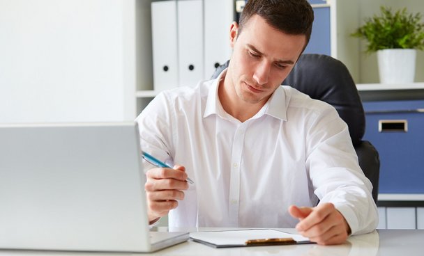 Mann arbeitet konzentriert (eRechnung)