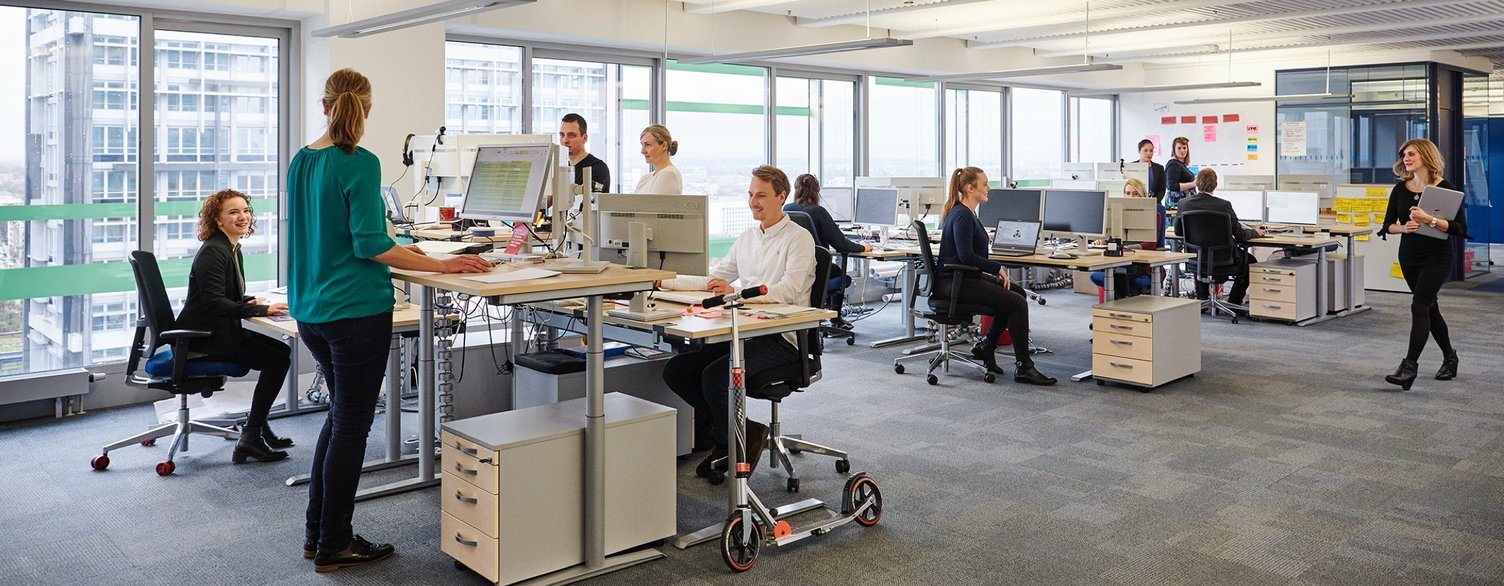 Bild von einem Büroraum mit Mitarbeitern