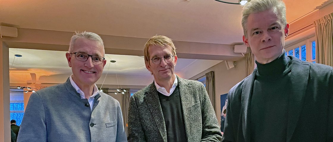 Christian Pfromm, Torsten Koß und Lars Zimmermann lächeln gemeinsam in die Kamera.