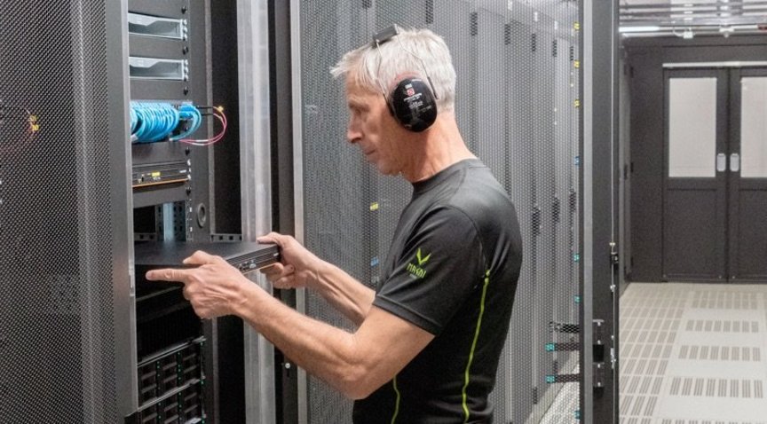 Ein Mann bei der Arbeit in einem Rechenzentrum