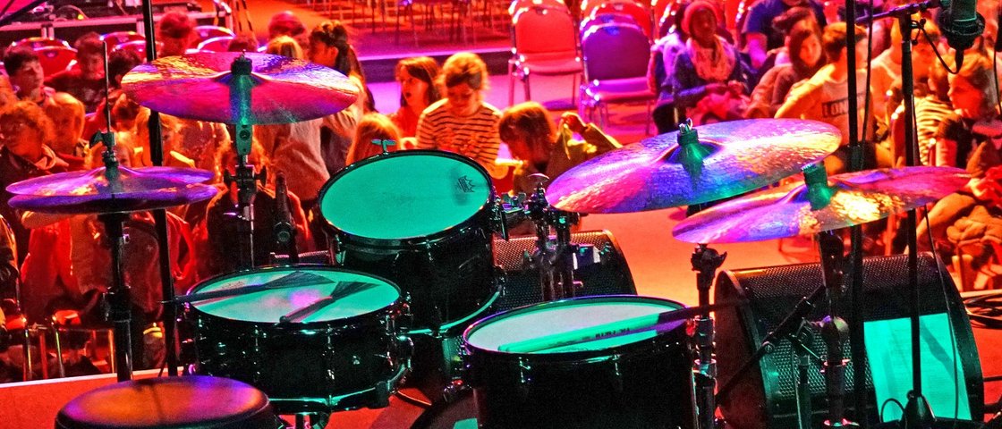 Blick über das Schlagzeug in das mit Kindern gefüllte Publikum