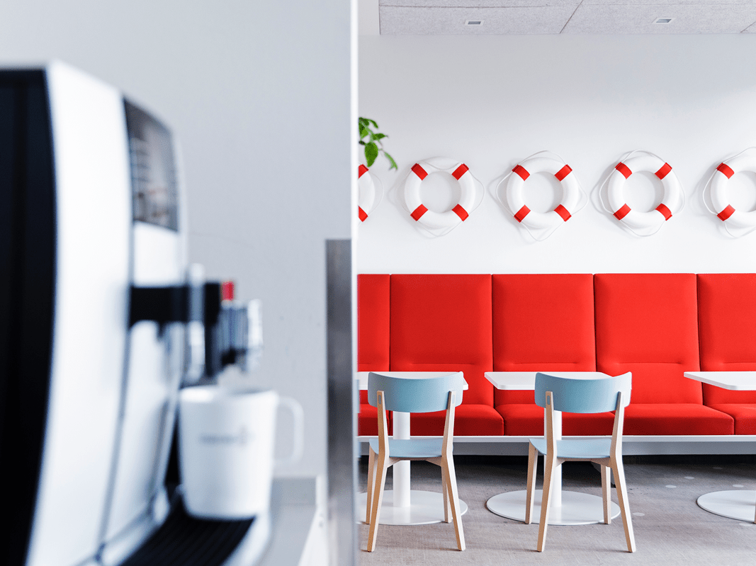 Moderne Cafeteria mit Rettungsringen (als Deko) an den Wänden