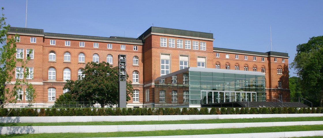 Das Landtagsgebäude in Kiel bei Sonnenschein.