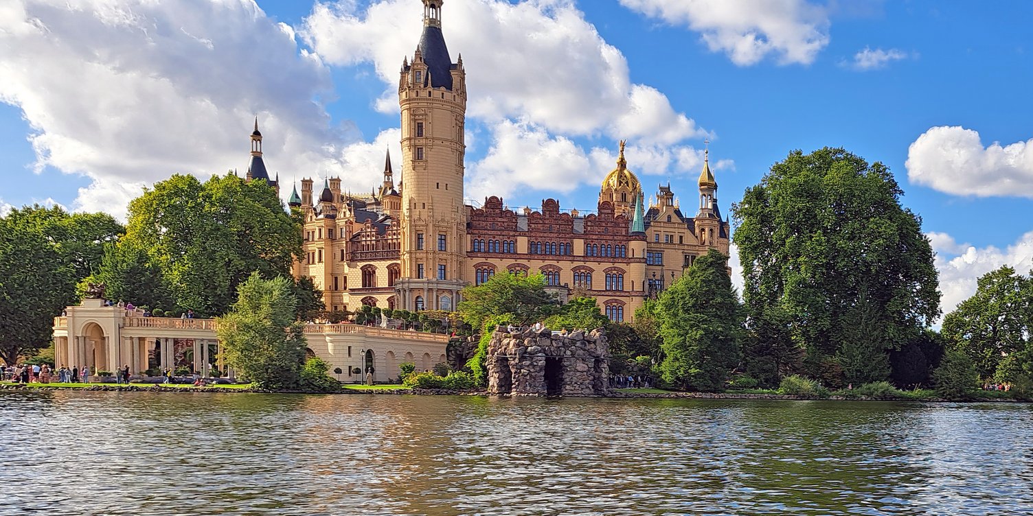 Blick auf das Schweriner Schloss vom See aus gesehen
