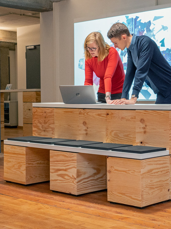 Zwei Menschen am Arbeitsplatz im Dataport Experimentierraum
