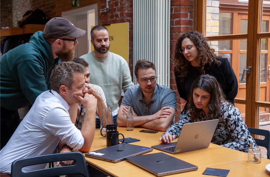 Das Entwicklerteam von Dataport und IBM bei der Arbeit.