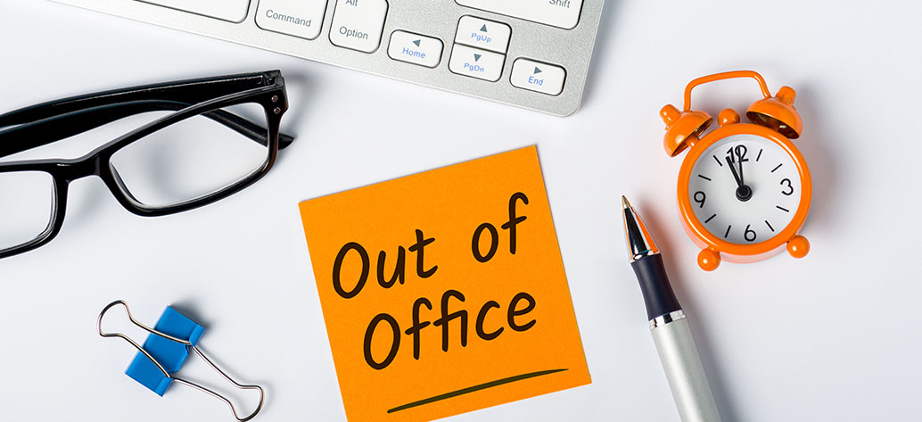 Post it mit dem Hinweis "Out of office"