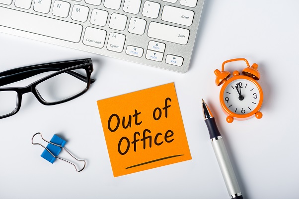 Notizzettel mit Aufschrift "Out of Office"