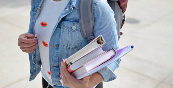 Schüler mit Büchern in der Hand
