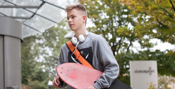 Schüler mit Skateboard auf dem Weg zu Dataport